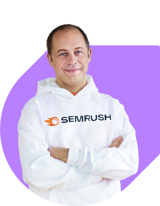 Foto do CEO e fundador Oleg Shchegolev usando um moletom branco com o logotipo da Semrush